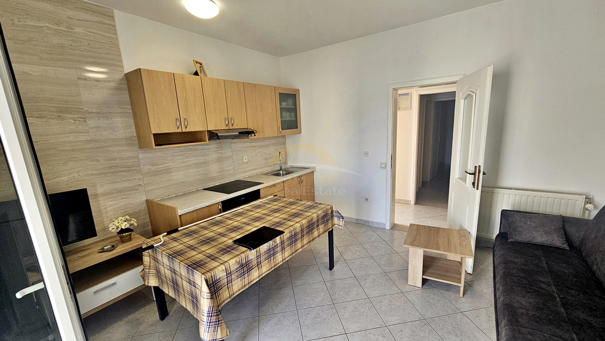 Casa con appartamenti a Okrug Gornji/Čiovo, seconda fila dal mare - 5 appartamenti